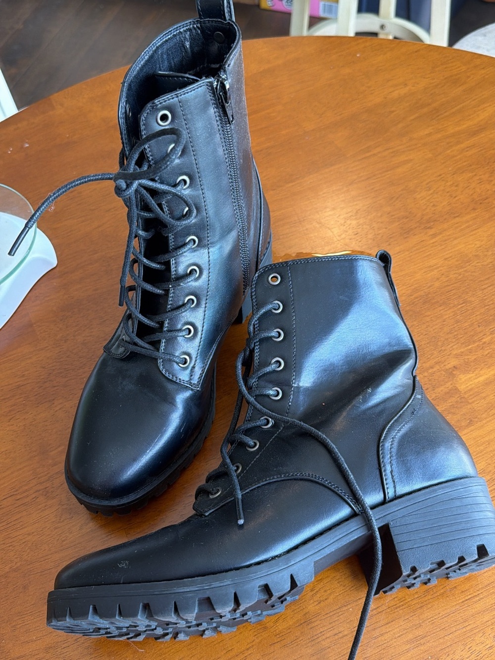 Mari A black lace up boots
